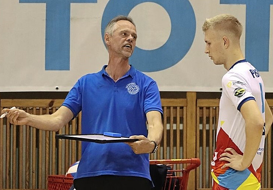 Ostravský trenér Richard Vlkolinský v rozhovoru s jedním z polských mladík,...