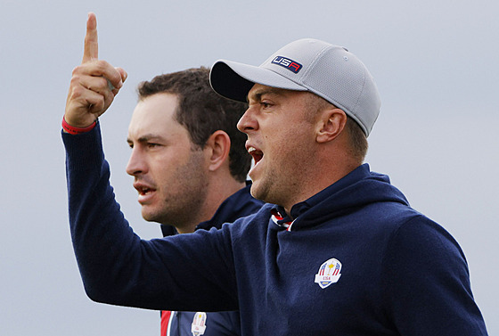 Amerití golfisté Justin Thomas (v popedí) a Patrick Cantlay v Ryder Cupu