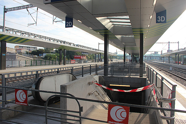 <p>Cestující mohou již využívat Nádraží Praha -Zahradní Město. Kromě vlakové zastávky byla též zprovozněna tramvajová smyčka.</p>
