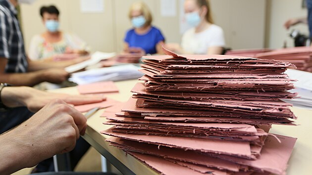 Volební komise v německém Halberstadtu otevírá obálky s korespondenčními hlasy.... | na serveru Lidovky.cz | aktuální zprávy Volební komise v německém Halberstadtu otevírá obálky s korespondenčními hlasy.... | na serveru Lidovky.cz | aktuální zprávy