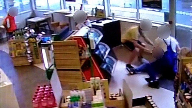 Lidé zadrželi zloděje na benzince, který hrozil injekční jehlou | na serveru Lidovky.cz | aktuální zprávy Lidé zadrželi zloděje na benzince, který hrozil injekční jehlou | na serveru Lidovky.cz | aktuální zprávy