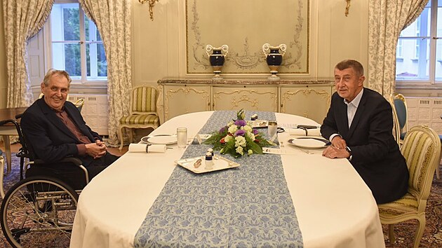 Prezident Miloš Zeman (vlevo) přijal 27. září 2021 na zámku v Lánech premiéra... | na serveru Lidovky.cz | aktuální zprávy Prezident Miloš Zeman (vlevo) přijal 27. září 2021 na zámku v Lánech premiéra... | na serveru Lidovky.cz | aktuální zprávy