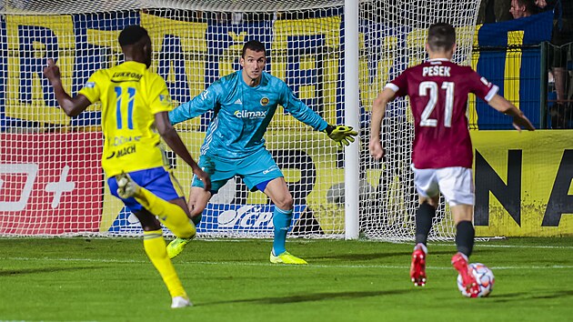 Sparťan Jakub Pešek v jedné z šancí před zlínským brankářem Rakovanem. Z toho... Sparťan Jakub Pešek v jedné z šancí před zlínským brankářem Rakovanem. Z toho...