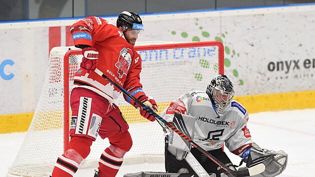 Karlovarský brankář Filip Novotný čelil v bráně soupeři z Olomouce. Na fotce... Karlovarský brankář Filip Novotný čelil v bráně soupeři z Olomouce. Na fotce...