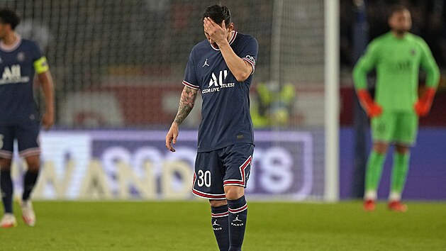 Lionel Messi z PSG v průběhu duelu s Lyonem. Lionel Messi z PSG v průběhu duelu s Lyonem.