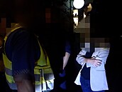 Strážníci našli na ulici kočárek s dítětem, matka popíjela v restauraci Strážníci našli na ulici kočárek s dítětem, matka popíjela v restauraci