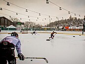 Z ledové plochy stadionu v Hluboké nad Vltavou je krásně vidět zámek. Z ledové plochy stadionu v Hluboké nad Vltavou je krásně vidět zámek.