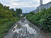 V místě, kudy by měl vést přístupový chodník k vlakové zastávce v brněnském... V místě, kudy by měl vést přístupový chodník k vlakové zastávce v brněnském...
