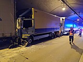 Hromadná nehoda kamionů zavřela Komořanský tunel. (20.9.2021) Hromadná nehoda kamionů zavřela Komořanský tunel. (20.9.2021)