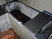 Když nabíjení skončilo, začala elektrobaterie prskat a hořet. Když nabíjení skončilo, začala elektrobaterie prskat a hořet.