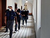 Muži, kteří vařili a prodávali drogy, přicházejí chodbou Krajského soudu v... Muži, kteří vařili a prodávali drogy, přicházejí chodbou Krajského soudu v...