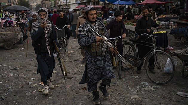 Bojovnci Tlibnu hldkuj na trhu v Kbulu. (14. z 2021)