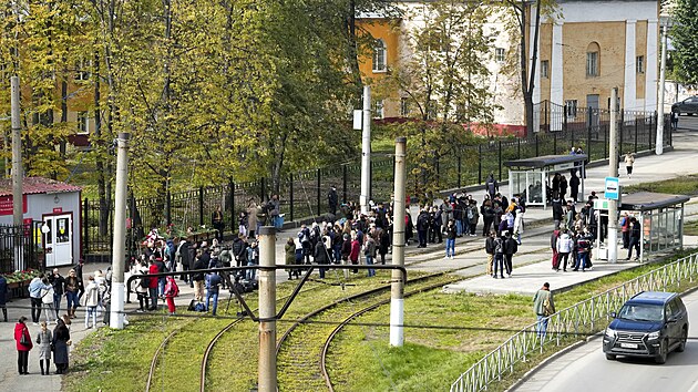 Ped univerzitou v Permu se schzej truchlc lid. (21. z 2021)