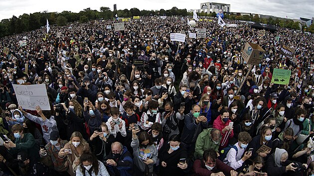 Destky tisc lid se sely v centru Berlna na klimatick demonstraci, kterou uspodalo ekologick hnut Fridays for Future (Ptky pro budoucnost). Zastnila se ho i vdsk aktivistka Thunbergov. (24. z 2021)