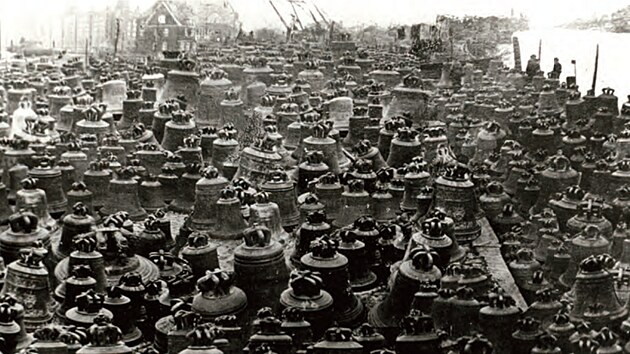 Dobov fotografie takzvanho hbitova zabavench zvon, kter nacist peveli z cel Evropy do nmeckho pstavu Hamburk.