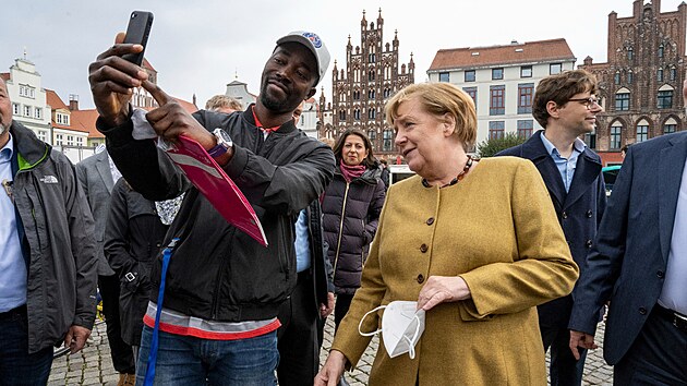 Loučení s Merkelovou. Německá kancléřka Angela Merkelová pózuje pro selfie s... Loučení s Merkelovou. Německá kancléřka Angela Merkelová pózuje pro selfie s...