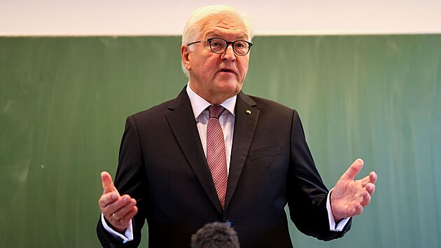 Nmci hlasuj v parlamentnch volbch, svj hlas v Berln hodil prezident Frank-Walter Steinmeier. (26. z 2021)
