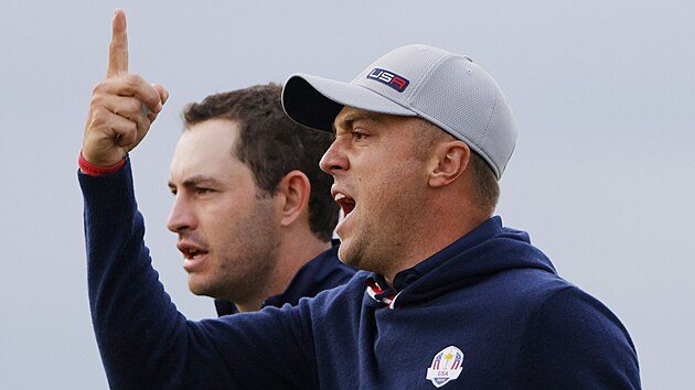 Amerit golfist Justin Thomas (v poped) a Patrick Cantlay v Ryder Cupu