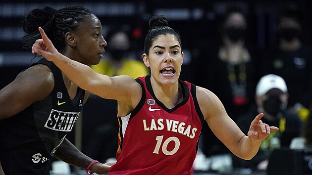 Kelsey Plumová v dresu Las Vegas Aces v zápase se Seattle Storm