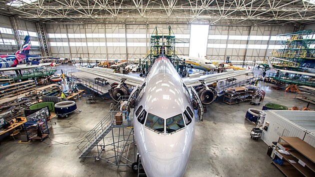 Airbus A320 v hangáru JOB AIR Technic