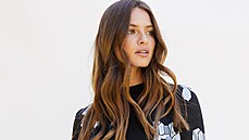 Předepisuje vám zaměstnavatel do práce kostýmek? Květované sako v decentním... Předepisuje vám zaměstnavatel do práce kostýmek? Květované sako v decentním...