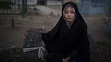 Dvacetiletá Basima Hidariová truchlí na hrobu svého bratra, který zemel pi...