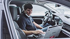 Kalibrační inženýr Luboš Běhal při práci. Technologické centrum ZF Engineering... Kalibrační inženýr Luboš Běhal při práci. Technologické centrum ZF Engineering...