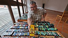 Ředitel sokolovského muzea Michael Rund s kolekcí reklamních briketek Ředitel sokolovského muzea Michael Rund s kolekcí reklamních briketek