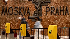 Plastika Moskva - Praha ve vestibulu stanice metra Andl v Praze
