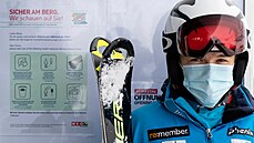 Lyžař s rouškou na ledovci Pitztal v říjnu 2020 Lyžař s rouškou na ledovci Pitztal v říjnu 2020