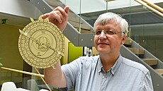 Profesor Petr Ponížil z Ústavu fyziky a materiálového inženýrství na Fakultě... Profesor Petr Ponížil z Ústavu fyziky a materiálového inženýrství na Fakultě...