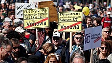Tisíce lidí se zúčastnily protestů v německém Berlíně proti růstu nájmů a... Tisíce lidí se zúčastnily protestů v německém Berlíně proti růstu nájmů a...