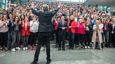 Němci a boj o kancléře? Volební strana SPD v Německu na skupinové fotce po... Němci a boj o kancléře? Volební strana SPD v Německu na skupinové fotce po...