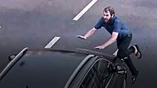 Přiblížený záběr z kamerového záznamu mužova skoku na auto v Ostravě-Zábřehu. Přiblížený záběr z kamerového záznamu mužova skoku na auto v Ostravě-Zábřehu.