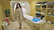 Lékařka Pavla Hanzlíková z Fakultní nemocnice Ostrava u moderní magnetické... Lékařka Pavla Hanzlíková z Fakultní nemocnice Ostrava u moderní magnetické...