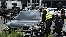 Důsledky střelby na auto poradce ukrajinského prezidenta Volodymyra Zelenského... Důsledky střelby na auto poradce ukrajinského prezidenta Volodymyra Zelenského...