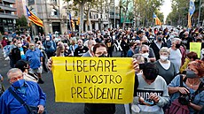 Lidé demonstrují proti zadrení katalánského politika Carlese Puigdemonta v...