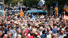Lidé demonstrují proti zadrení katalánského politika Carlese Puigdemonta v...