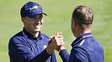 Američtí golfisté Jordan Spieth a Justin Thomas slaví vítězství ve foursomu při... Američtí golfisté Jordan Spieth a Justin Thomas slaví vítězství ve foursomu při...