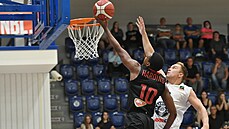 Nymburský Jerrick Harding útočí, brání děčínský Ondřej Šiška. Nymburský Jerrick Harding útočí, brání děčínský Ondřej Šiška.