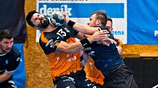 Lovosický Lukáš Malý (v černém) se probíjí přes Milana Škvařila z Plzně. Lovosický Lukáš Malý (v černém) se probíjí přes Milana Škvařila z Plzně.