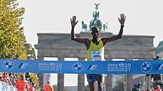 Guye Adola vítězí v maratonu v Berlíně. Guye Adola vítězí v maratonu v Berlíně.