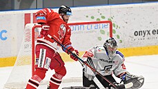 Karlovarský brankář Filip Novotný čelil v bráně soupeři z Olomouce. Na fotce... Karlovarský brankář Filip Novotný čelil v bráně soupeři z Olomouce. Na fotce...