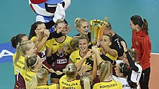 Volejbalistky Liberce s pohárem pro vítězky Superpoháru. Volejbalistky Liberce s pohárem pro vítězky Superpoháru.