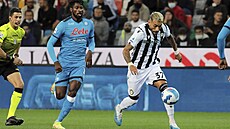 Roberto Pereyra (vpravo) z Udine útočí, sleduje ho Andre Zambo Anguissa z... Roberto Pereyra (vpravo) z Udine útočí, sleduje ho Andre Zambo Anguissa z...