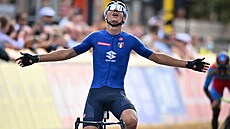 Italský cyklista Filippo Baroncini projíždí vítězně cílem závodu jezdců do 23... Italský cyklista Filippo Baroncini projíždí vítězně cílem závodu jezdců do 23...