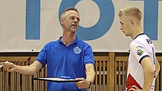 Ostravský trenér Richard Vlkolinský v rozhovoru s jedním z polských mladíků,... Ostravský trenér Richard Vlkolinský v rozhovoru s jedním z polských mladíků,...