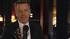 Peter Morgan, vítzný scenárista Koruny, se k ceremoniálu Emmy pipojil z...