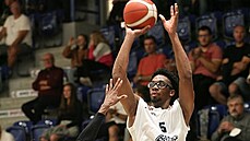 Jamaure Gregg z Děčína střílí na nymburský koš. Jamaure Gregg z Děčína střílí na nymburský koš.