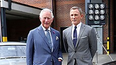 Princ Charles a Daniel Craig ve filmových studiích Pinewood Studios (Iver...